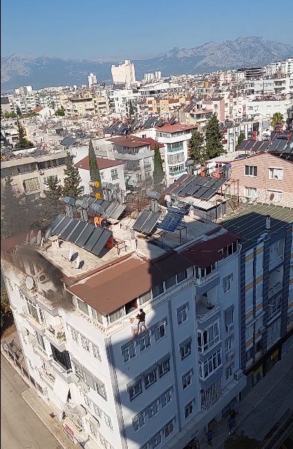 Antalya’da 5 katlı binanın terasındaki yangında can pazarı