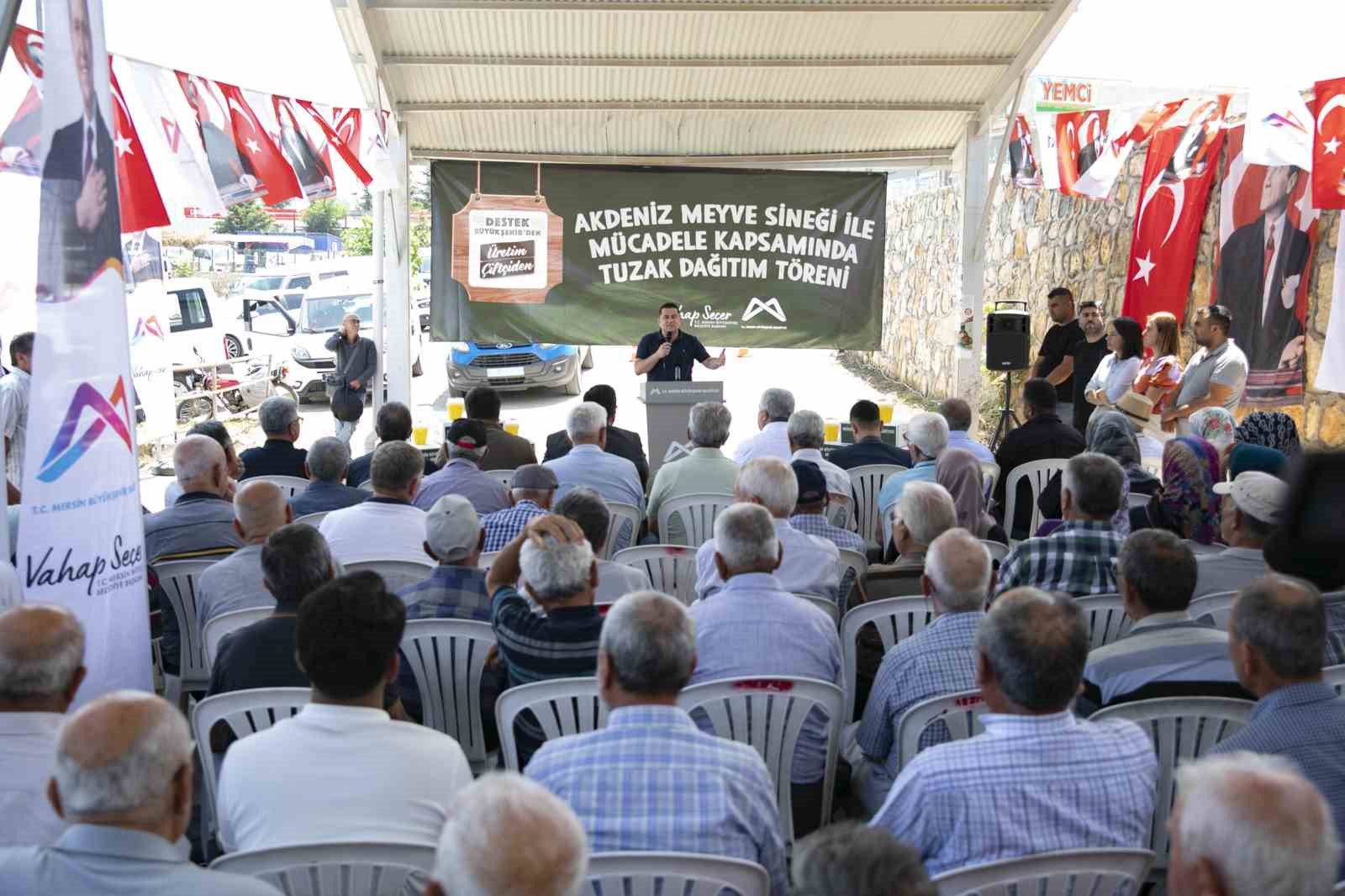 Mersin’de Akdeniz Meyve Sineğine karşı feromon tuzağı desteği