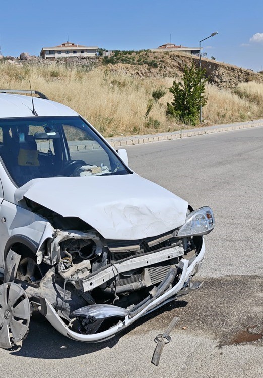 İki kamyonet çarpıştı: 6 yaralı