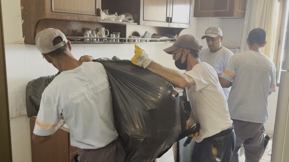 Kuşadası’nda çöp evden 2,3 ton atık çıkarıldı