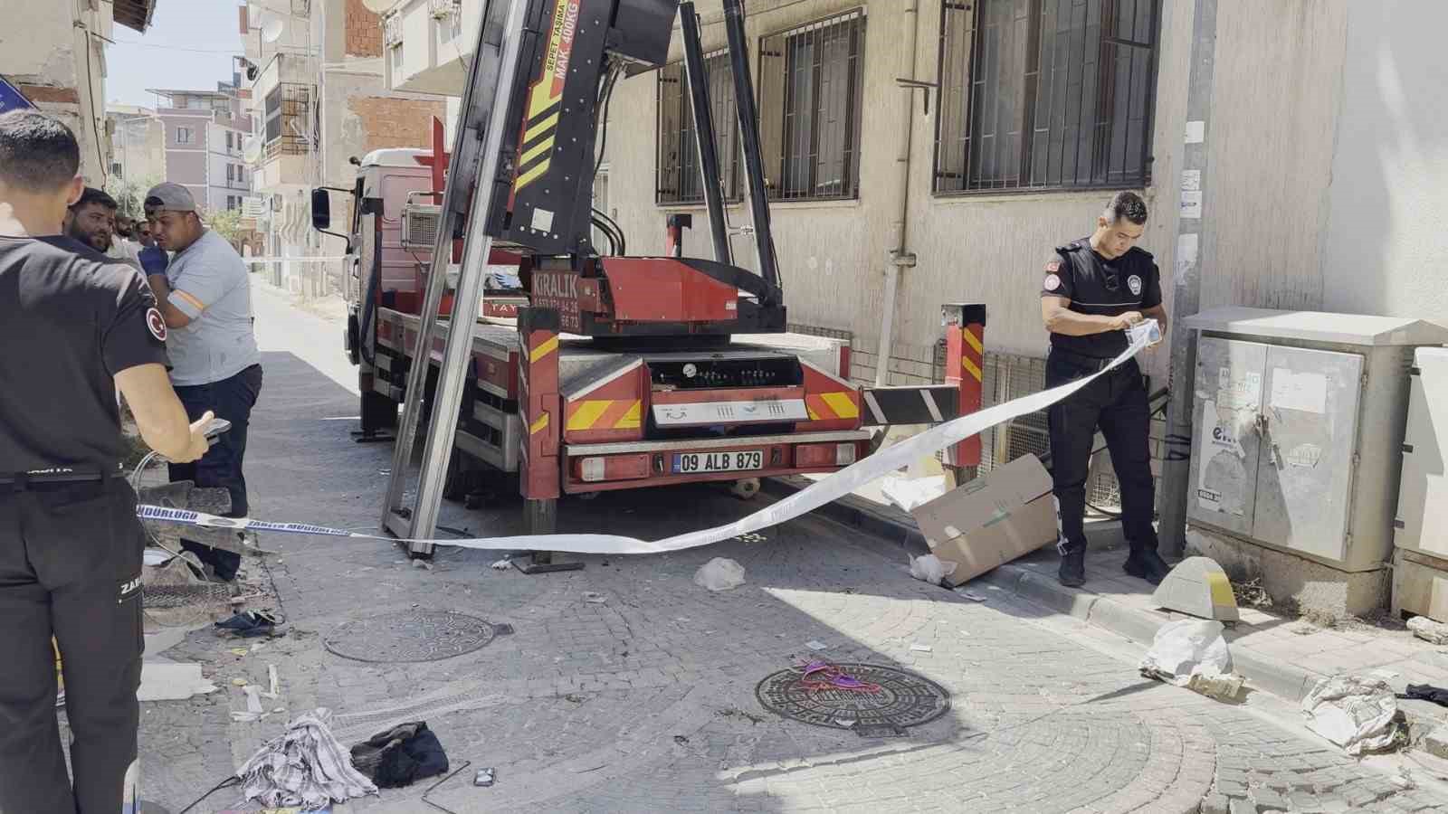 Kuşadası’nda çöp evden 2,3 ton atık çıkarıldı