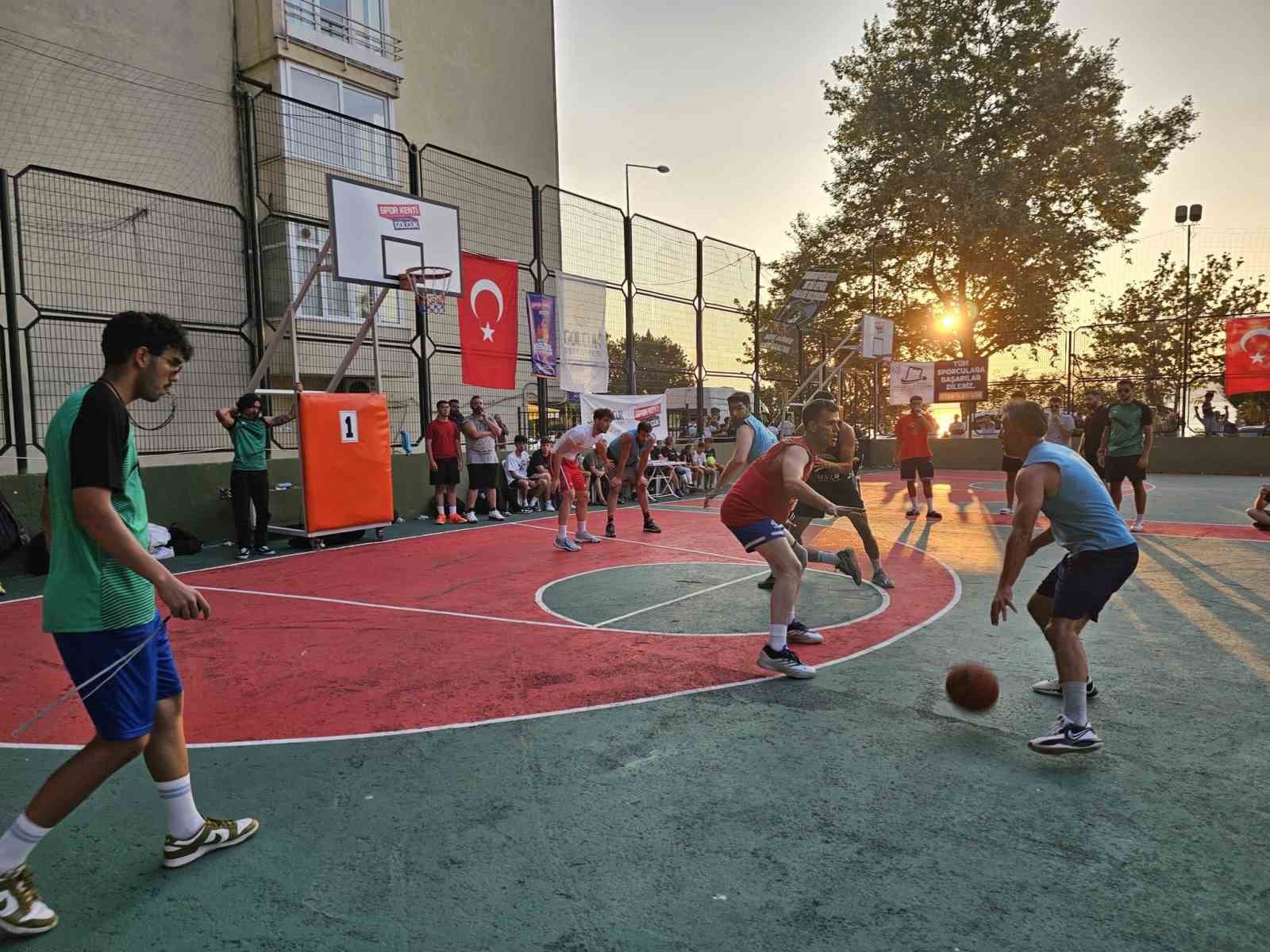 Gölcük’te potalar sokak basketbolu için kuruluyor