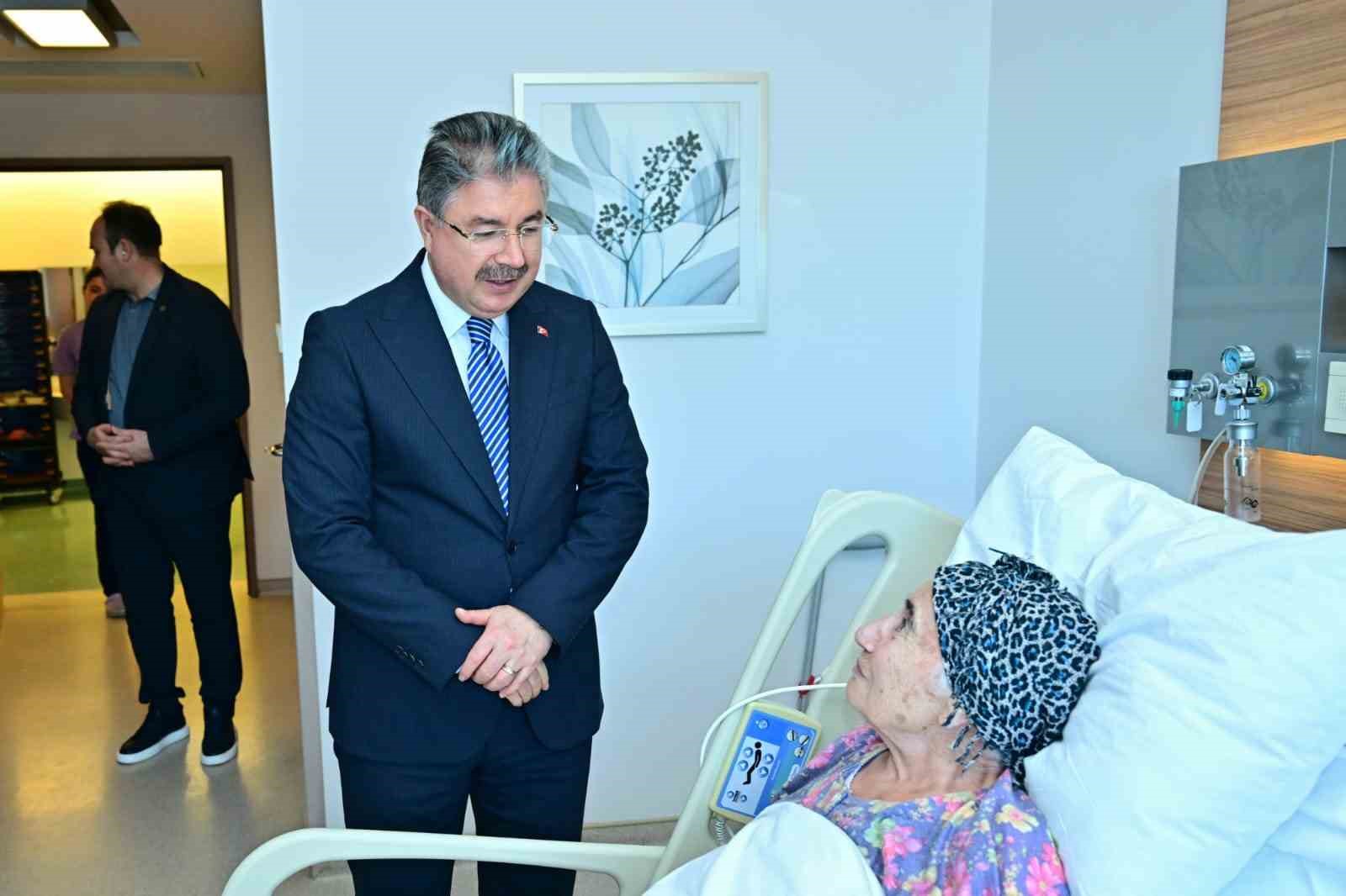 Vali Dr. Erdinç Yılmaz’dan şehit annesine hastanede ziyaret