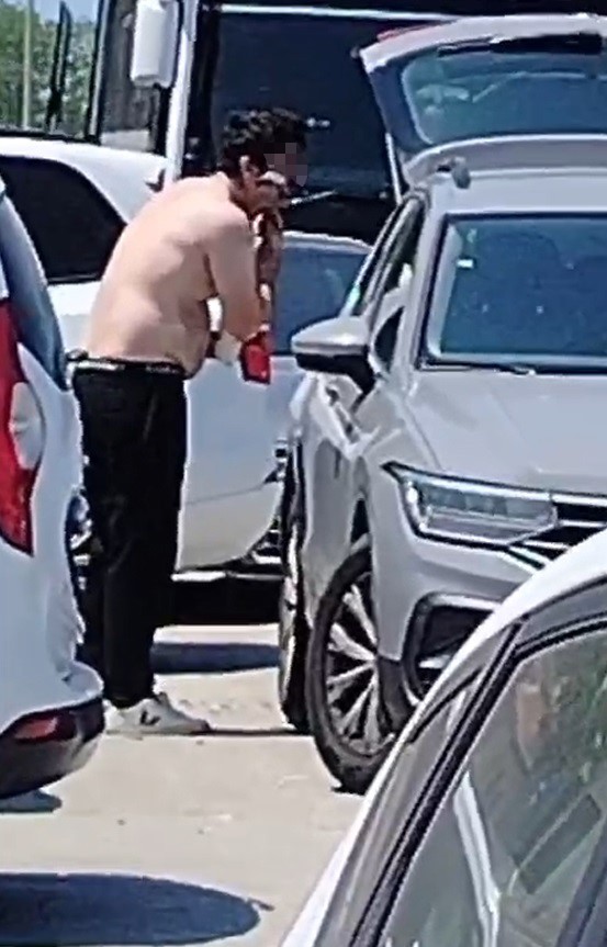 Otomobil camını ayna yaptı, yol kenarında tıraş oldu