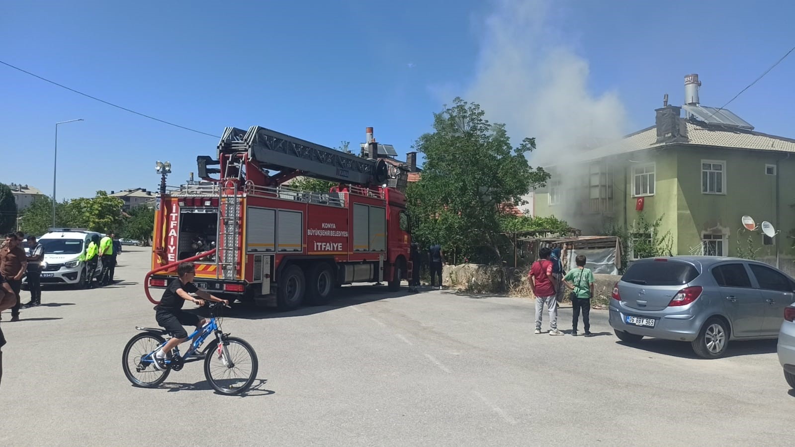 Evde yangın çıktı, kilitli kalan 5 çocuk kurtarıldı