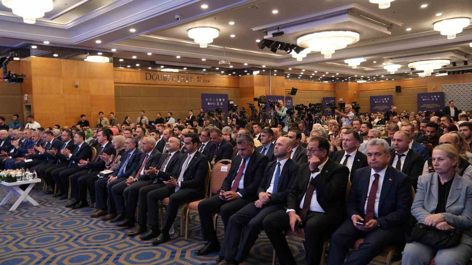 Bakan Yumaklı: "Van Gölü’nün hazinelerini keşfetmek için değil korumak için varız"