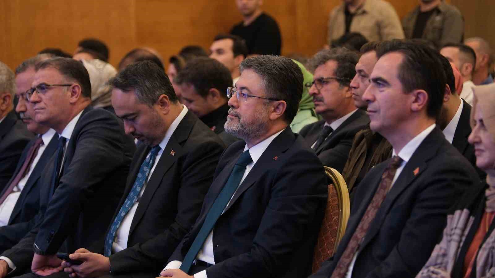 Bakan Yumaklı: "Van Gölü’nün hazinelerini keşfetmek için değil korumak için varız"