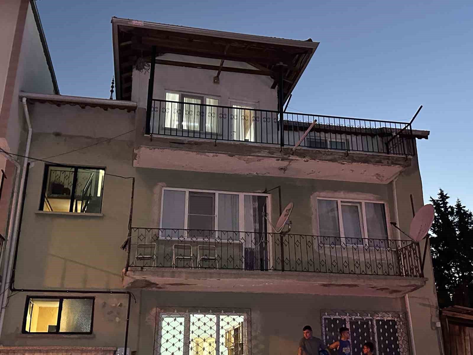 Uşak’ta dut toplarken çatıdan düşen adam hayatını kaybetti