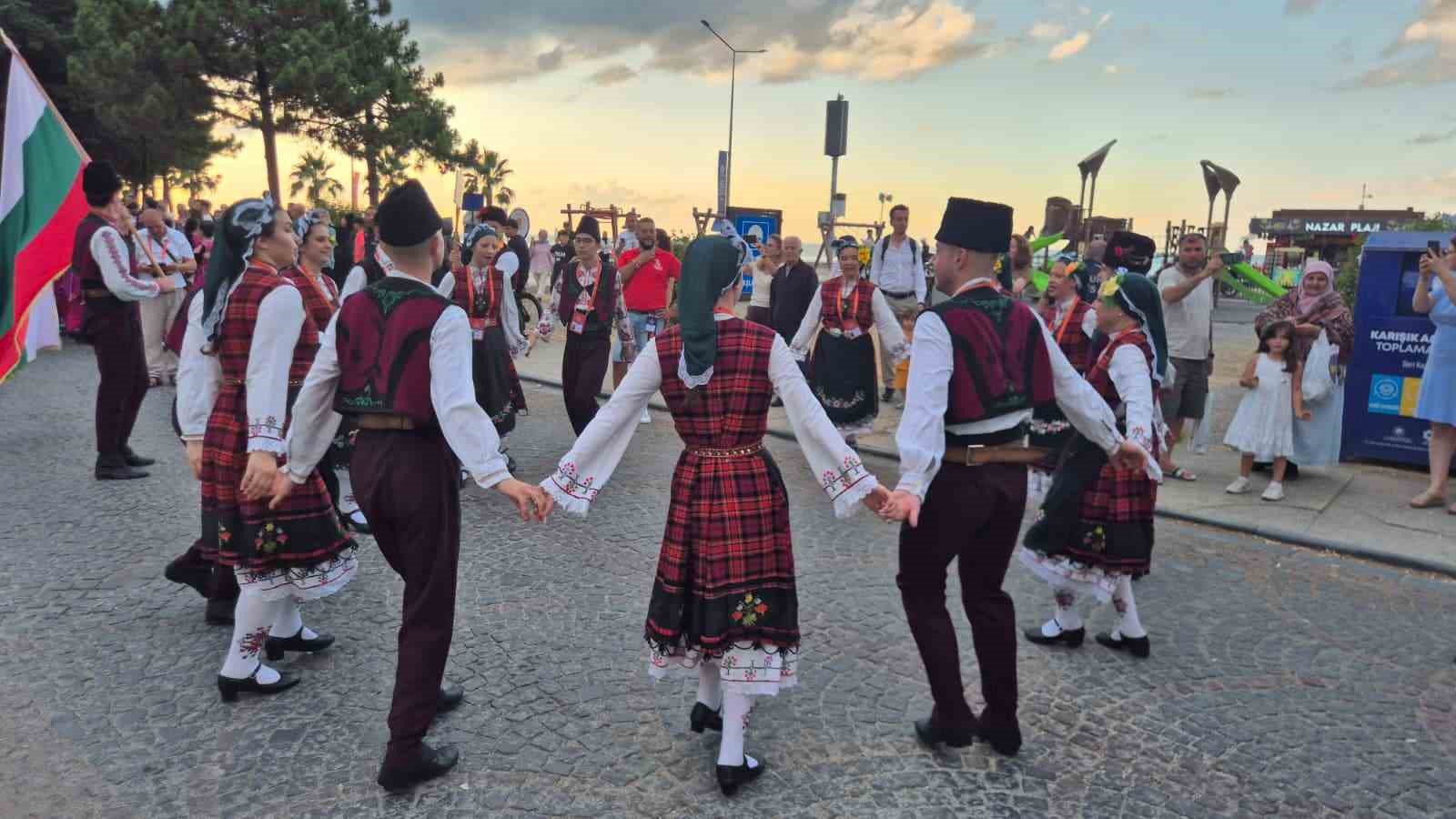"36. Uluslararası Samsun Halk Oyunları Festivali" renkli görüntülerle başladı