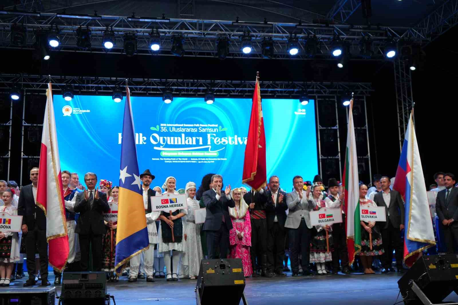 "36. Uluslararası Samsun Halk Oyunları Festivali" renkli görüntülerle başladı