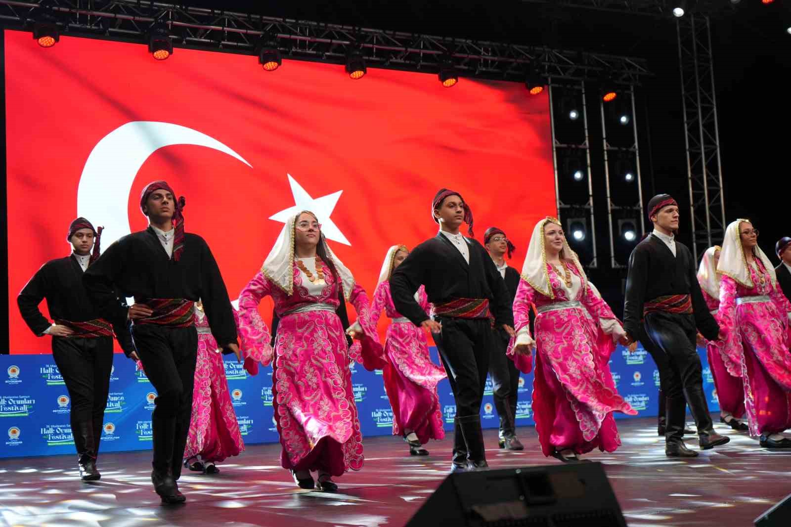 "36. Uluslararası Samsun Halk Oyunları Festivali" renkli görüntülerle başladı