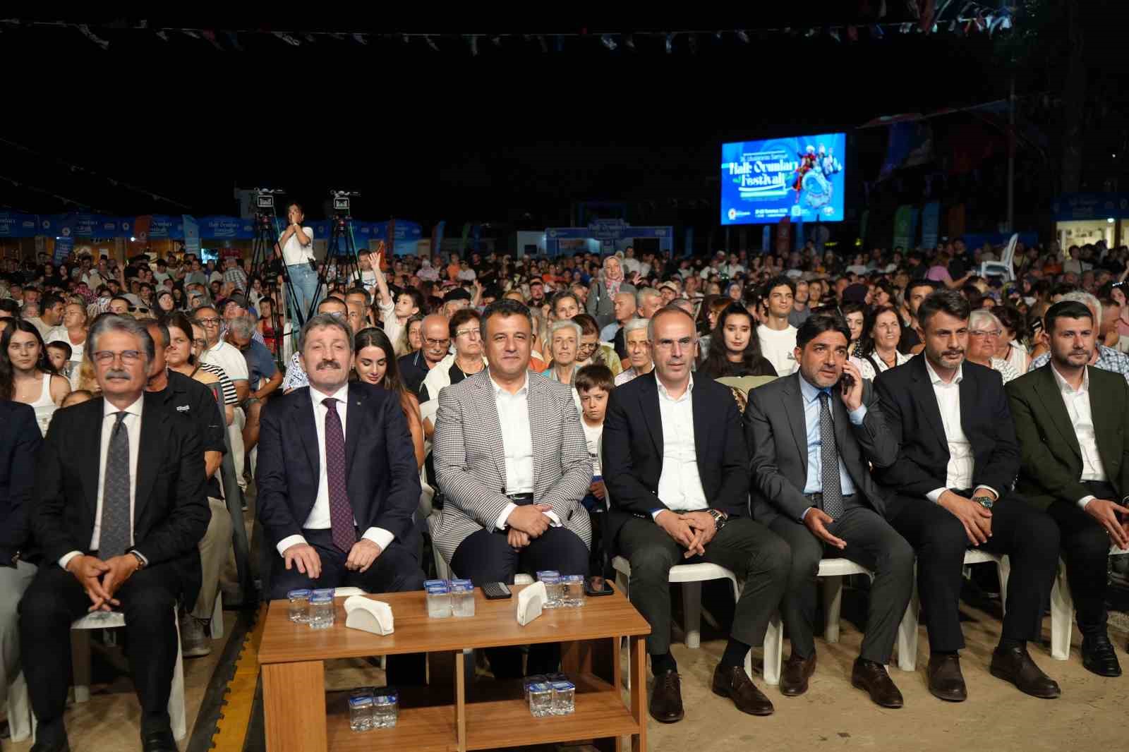"36. Uluslararası Samsun Halk Oyunları Festivali" renkli görüntülerle başladı