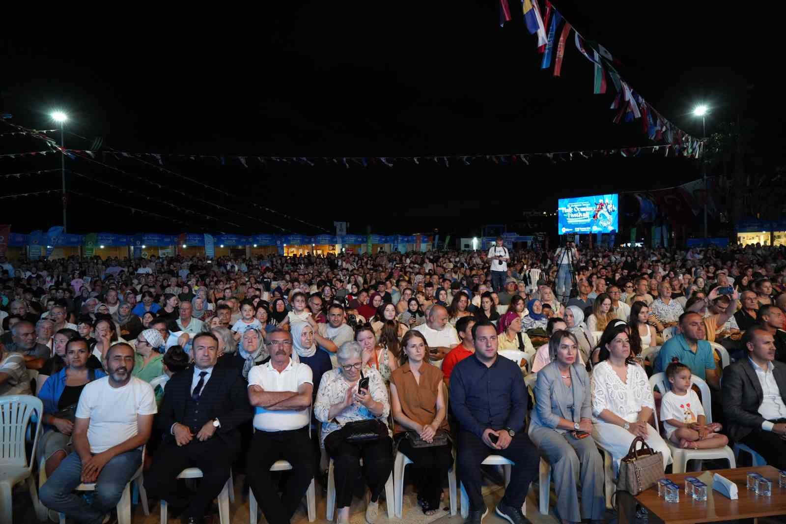 "36. Uluslararası Samsun Halk Oyunları Festivali" renkli görüntülerle başladı