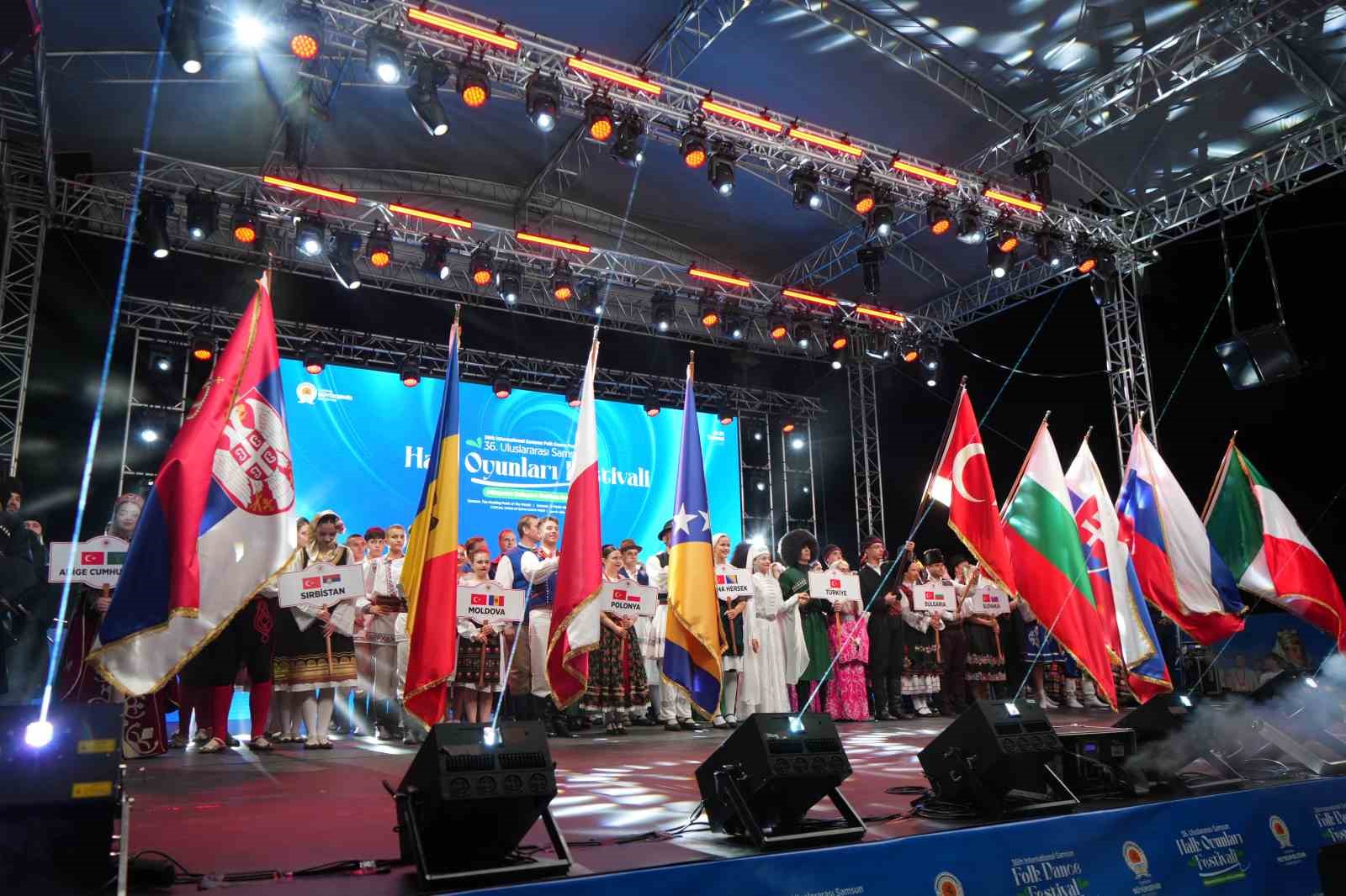 "36. Uluslararası Samsun Halk Oyunları Festivali" renkli görüntülerle başladı