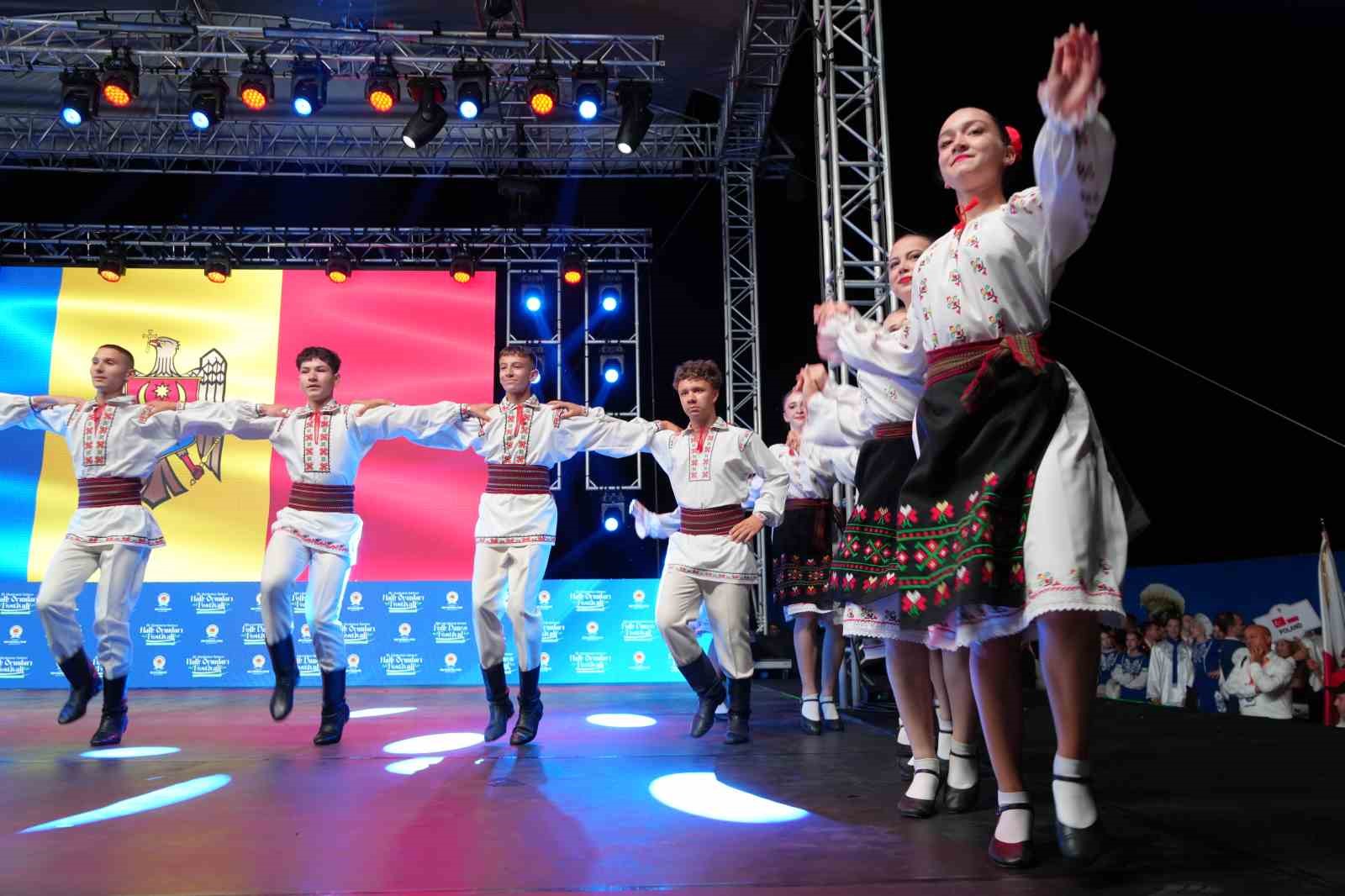 "36. Uluslararası Samsun Halk Oyunları Festivali" renkli görüntülerle başladı