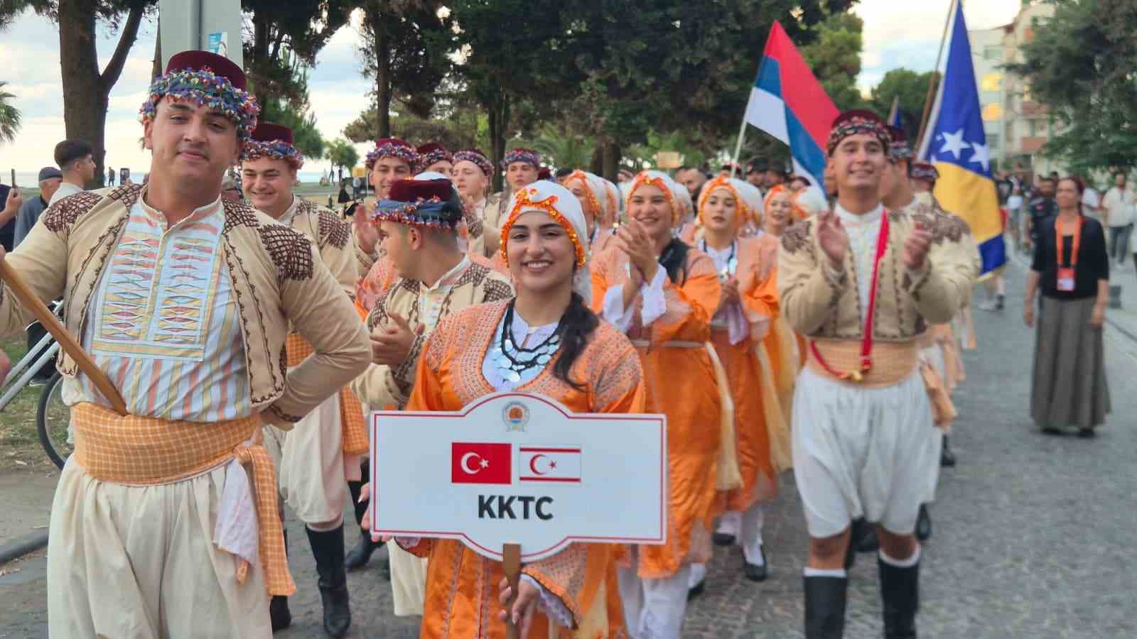 "36. Uluslararası Samsun Halk Oyunları Festivali" renkli görüntülerle başladı