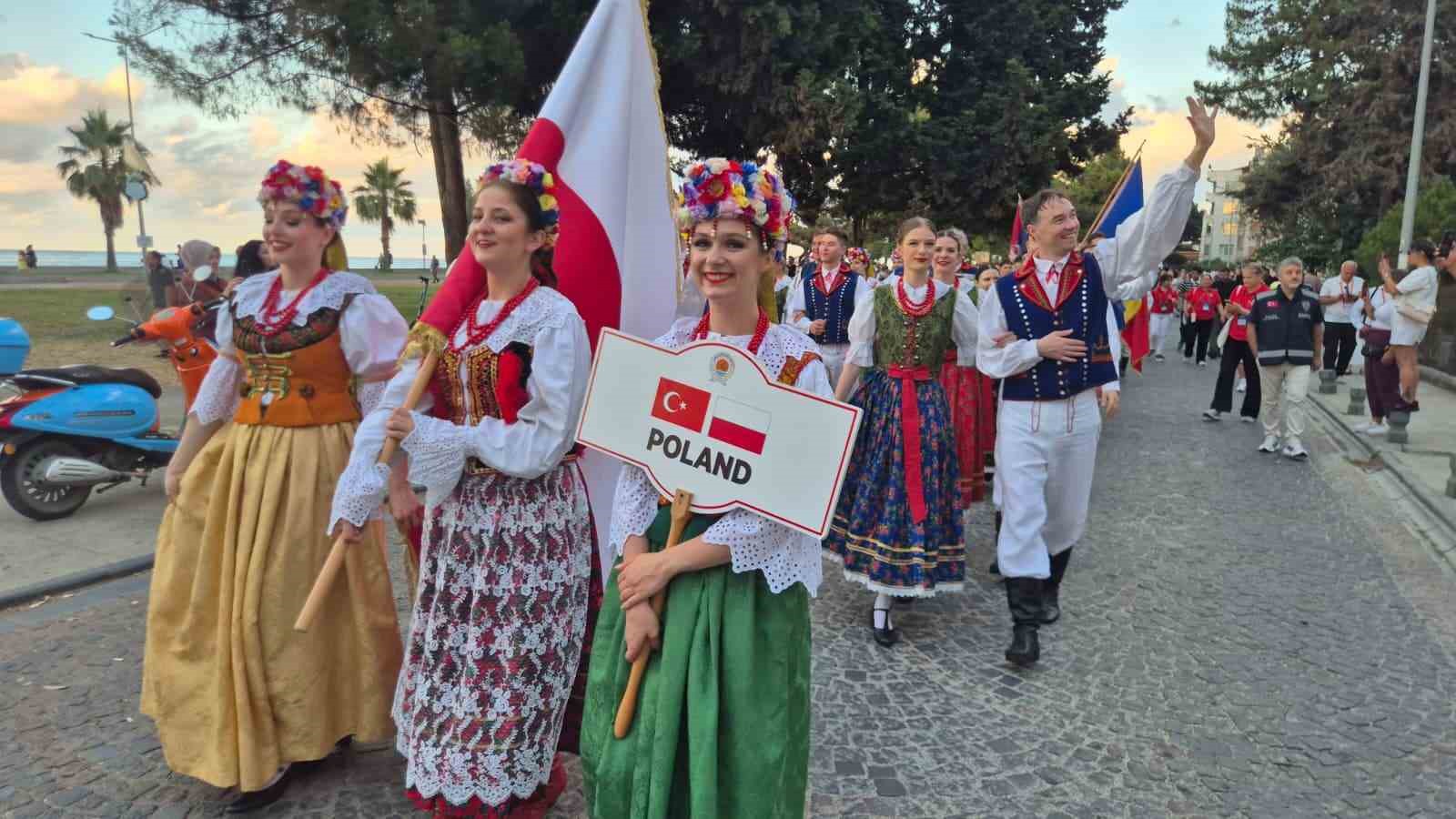 "36. Uluslararası Samsun Halk Oyunları Festivali" renkli görüntülerle başladı