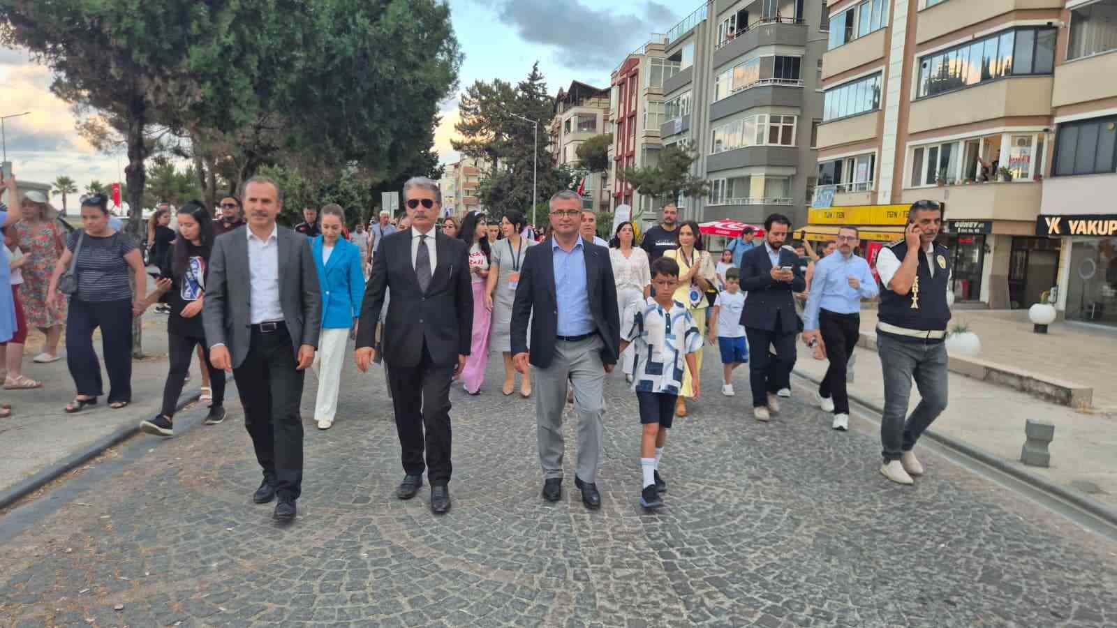 "36. Uluslararası Samsun Halk Oyunları Festivali" renkli görüntülerle başladı