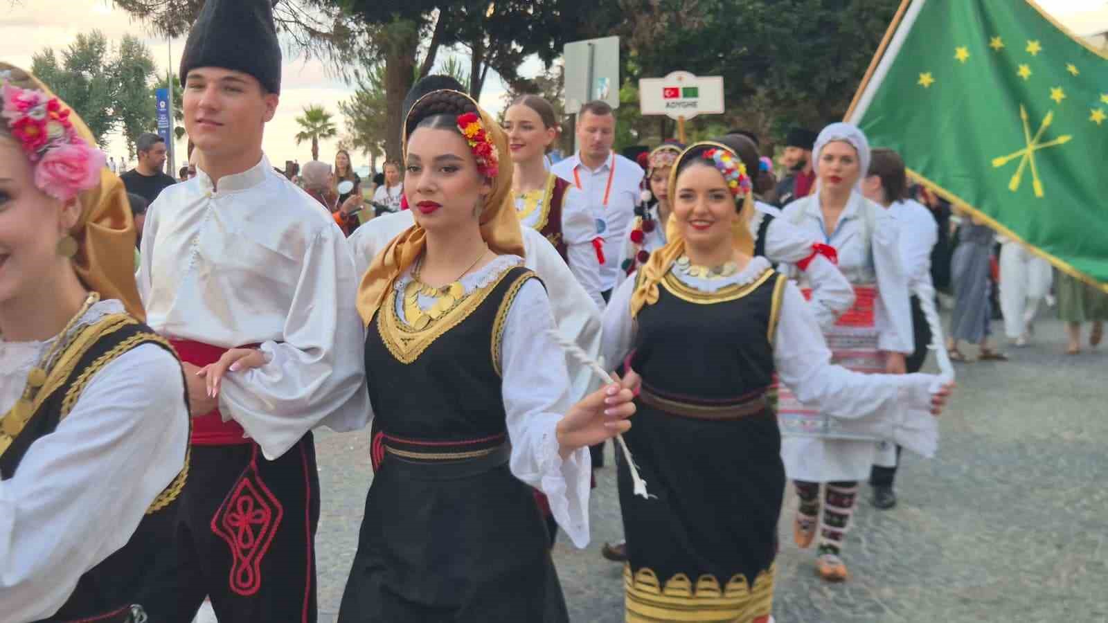 "36. Uluslararası Samsun Halk Oyunları Festivali" renkli görüntülerle başladı