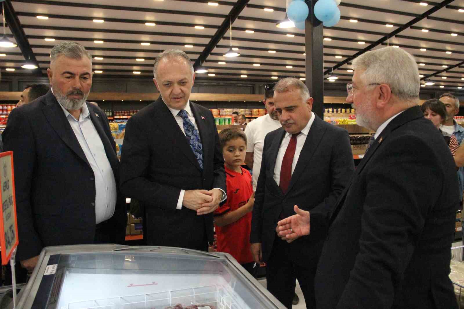 Çorum’da yerel üreticilerin ürünlerini vatandaşlarla buluşturan market hizmete açıldı
