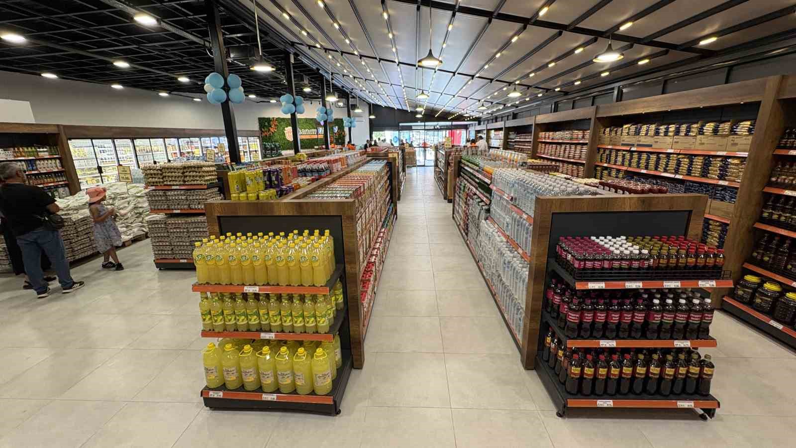 Çorum’da yerel üreticilerin ürünlerini vatandaşlarla buluşturan market hizmete açıldı