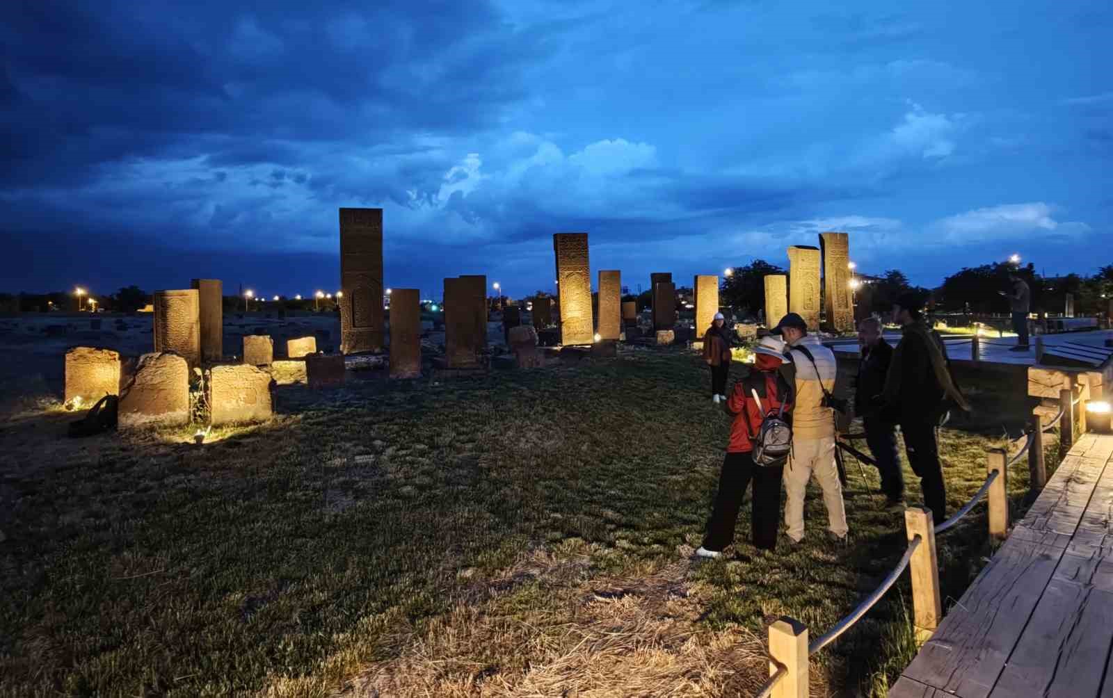 Ahlat Selçuklu Meydan Mezarlığı’nda Gece Müzeciliği’ne yoğun ilgi