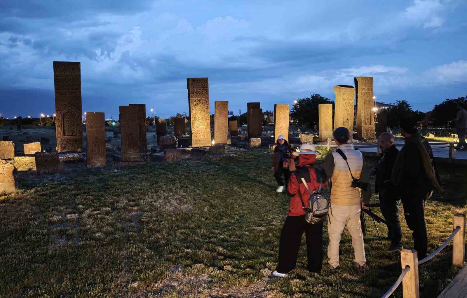 Ahlat Selçuklu Meydan Mezarlığı’nda Gece Müzeciliği’ne yoğun ilgi