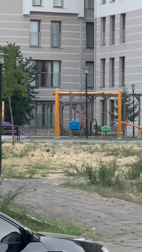 Çocuk parkında elinde bıçakla cinnet geçiren şahsı polisler ikna etti