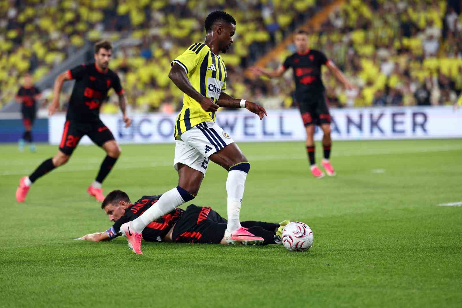 UEFA Şampiyonlar Ligi: Fenerbahçe: 1 - Gornik Zabrze: 0 (İlk yarı)