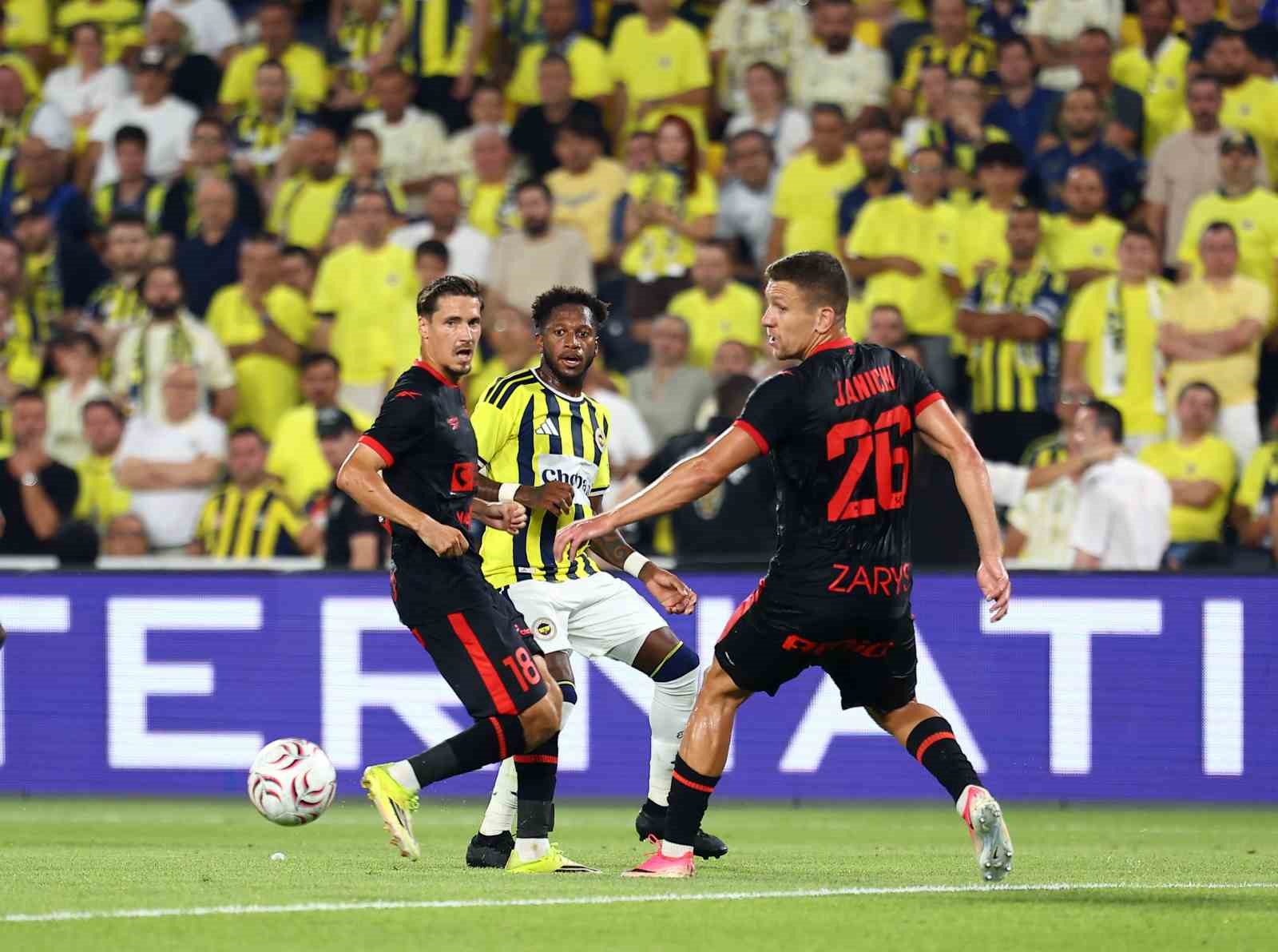 UEFA Şampiyonlar Ligi: Fenerbahçe: 1 - Gornik Zabrze: 0 (İlk yarı)