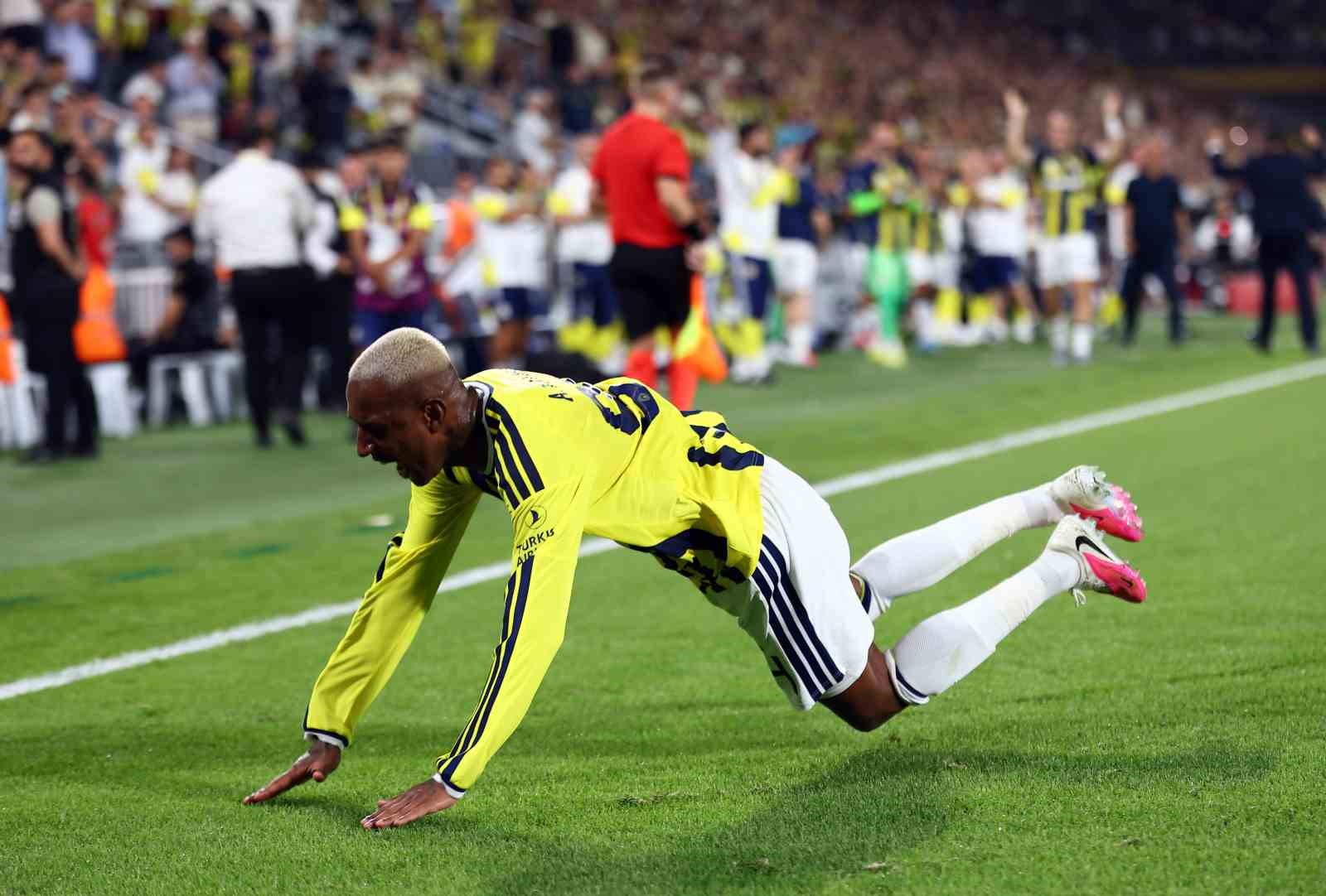 UEFA Şampiyonlar Ligi: Fenerbahçe: 1 - Gornik Zabrze: 0 (İlk yarı)