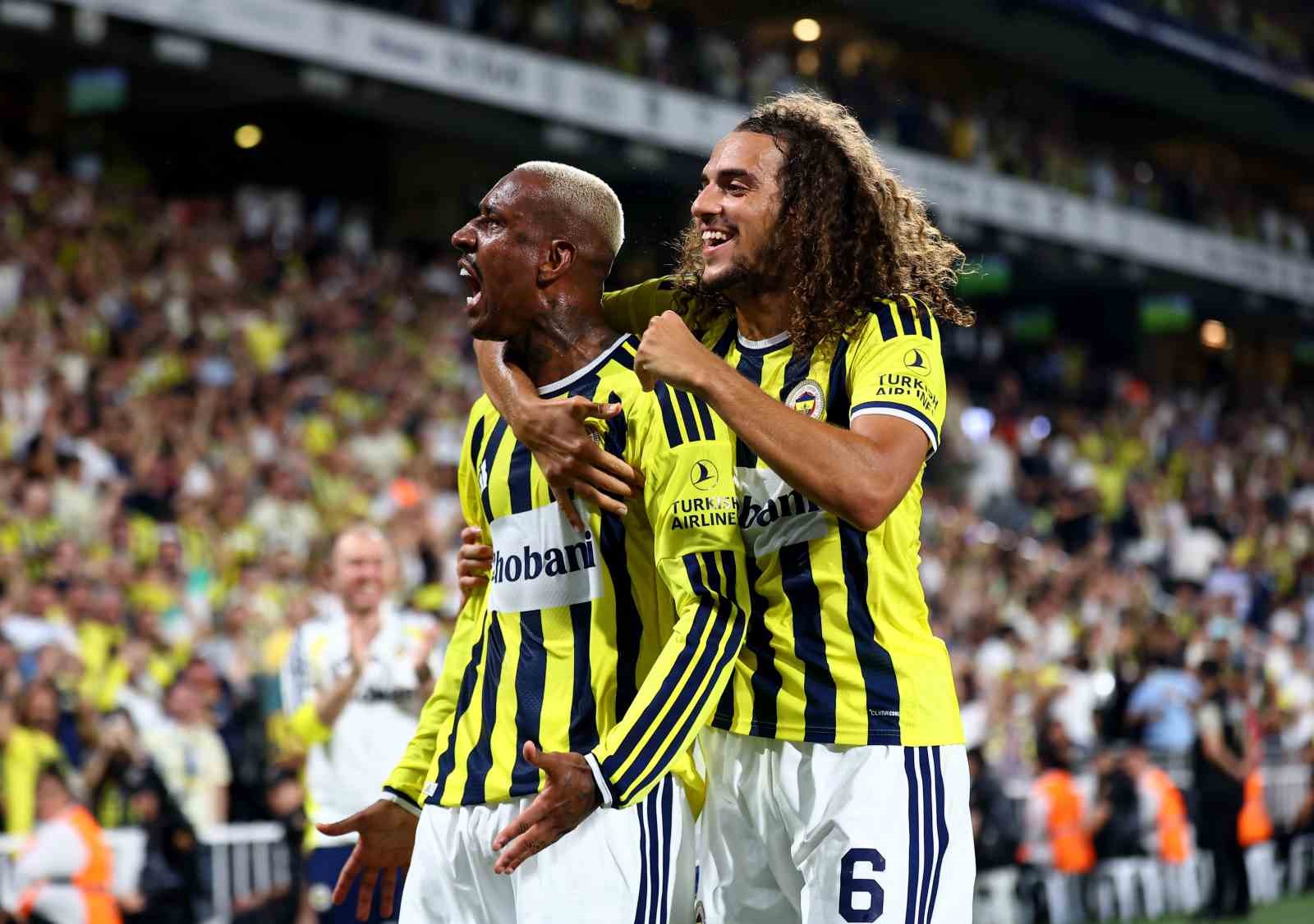 UEFA Şampiyonlar Ligi: Fenerbahçe: 1 - Gornik Zabrze: 0 (İlk yarı)