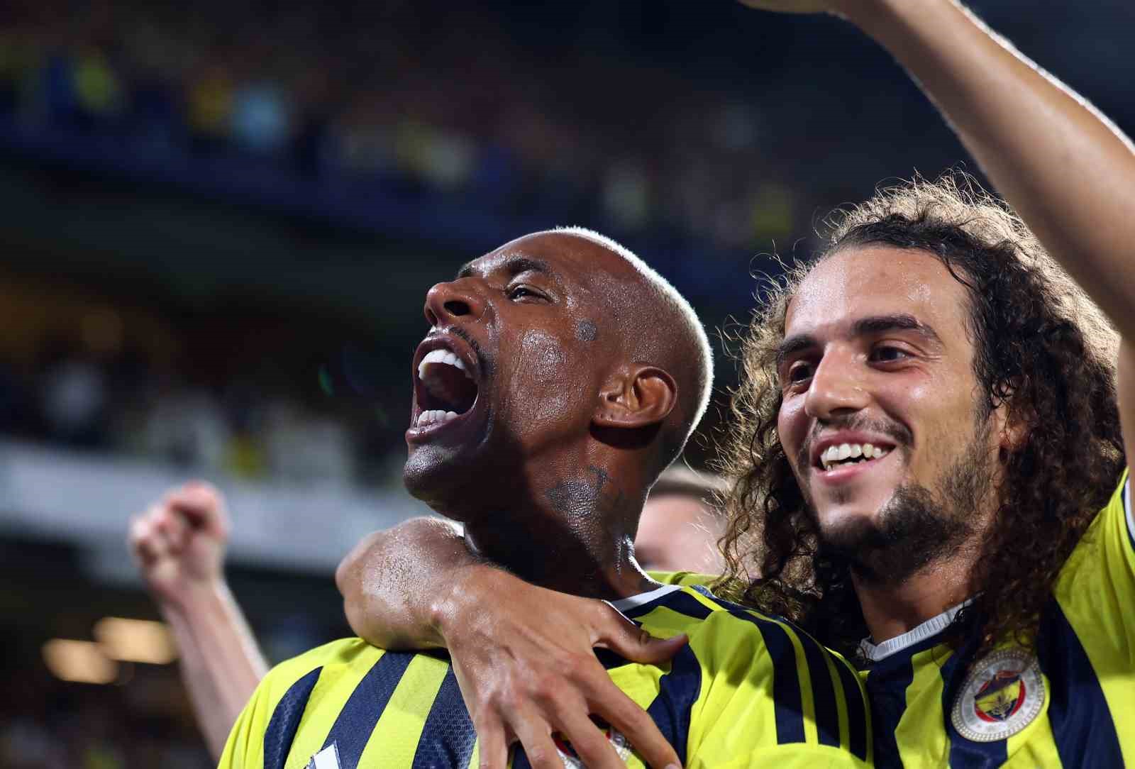 UEFA Şampiyonlar Ligi: Fenerbahçe: 1 - Gornik Zabrze: 0 (İlk yarı)