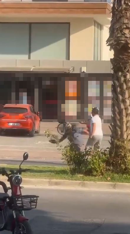 Trafik kavgasında ticari taksi sürücüsünün yumruk attığı yaşlı adam yere düştü