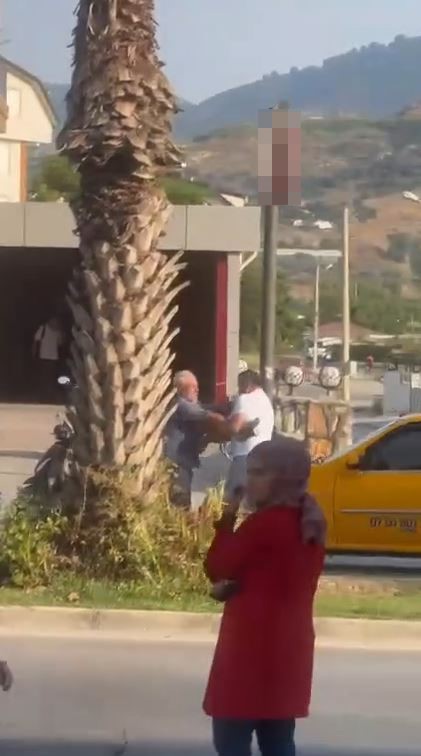 Trafik kavgasında ticari taksi sürücüsünün yumruk attığı yaşlı adam yere düştü