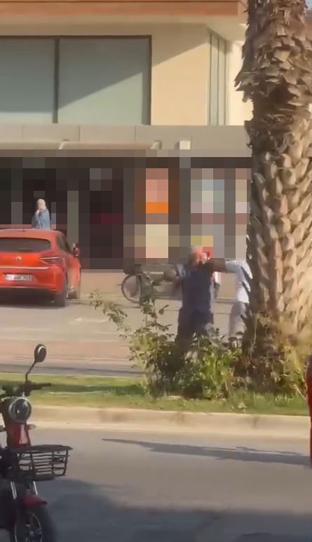 Trafik kavgasında ticari taksi sürücüsünün yumruk attığı yaşlı adam yere düştü