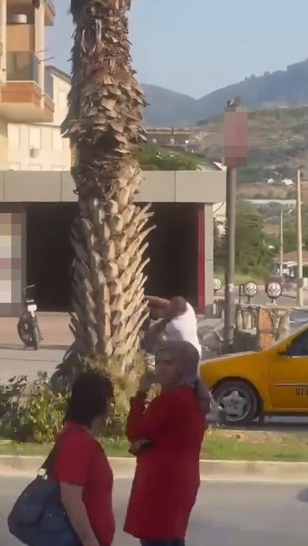Trafik kavgasında ticari taksi sürücüsünün yumruk attığı yaşlı adam yere düştü