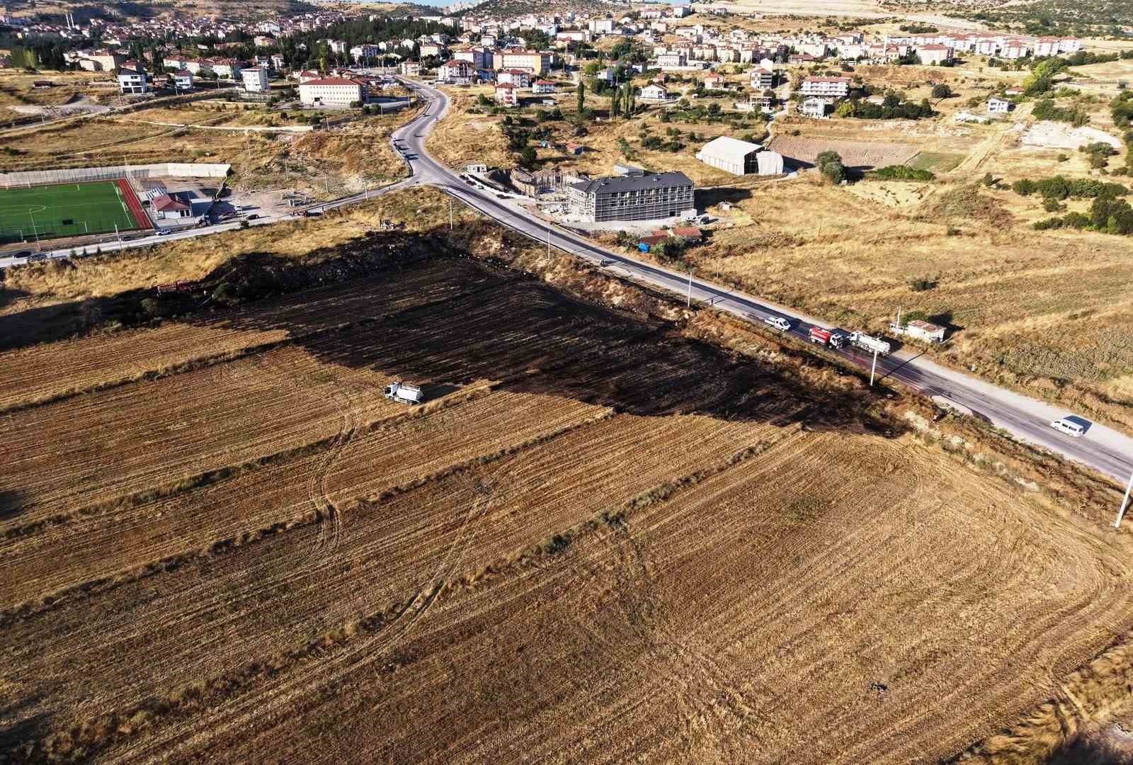 Emet’te arazi yangını korkuttu: Bir itfaiye eri dumandan etkilendi