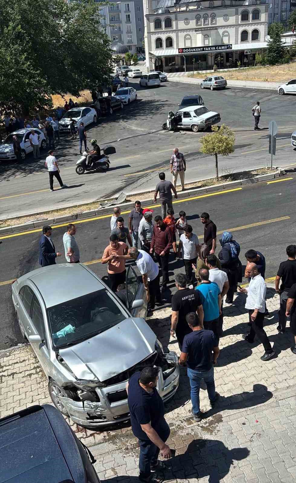 İki otomobil çarpıştı, yoldan geçen şahıs son anda kurtuldu
