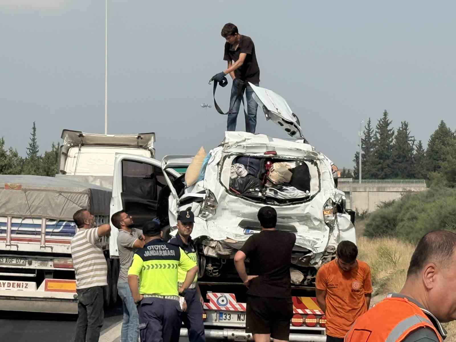 Tır, hafif ticari araca çarptı: 2 ölü, 2 yaralı