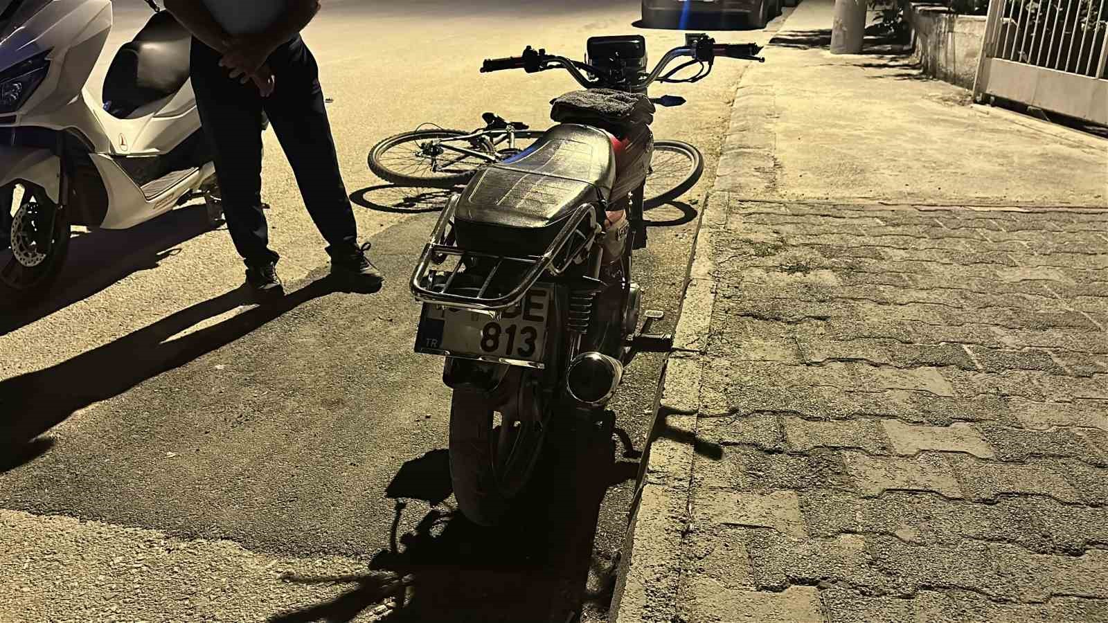 Otomobille çarpışan motosiklet kontrolden çıkınca yol kenarındaki çocuğa çarptı