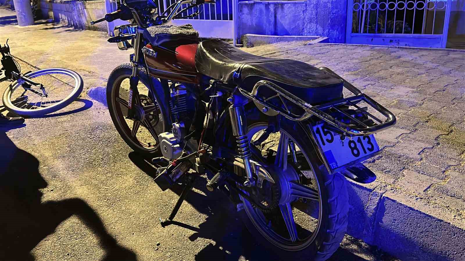 Otomobille çarpışan motosiklet kontrolden çıkınca yol kenarındaki çocuğa çarptı