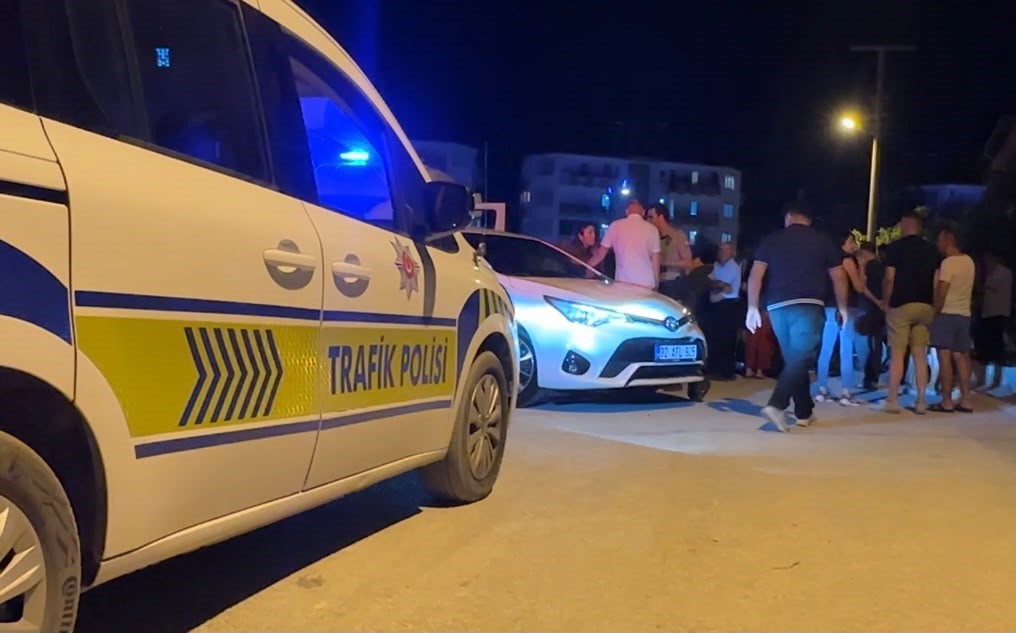 Otomobille çarpışan motosiklet kontrolden çıkınca yol kenarındaki çocuğa çarptı