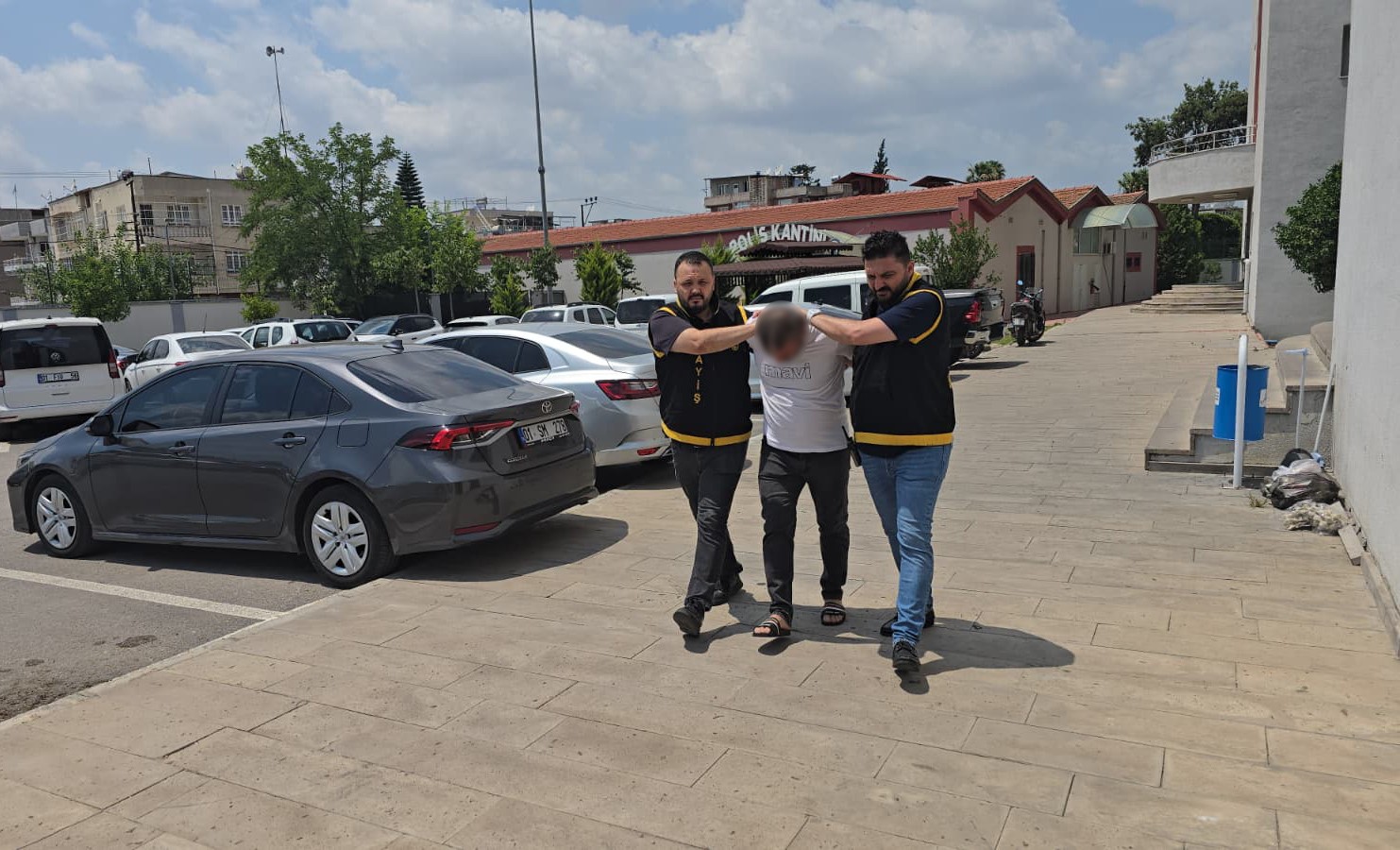 Arkadaşının 12 yaşındaki çocuğuna yankesicilik yaptırdı