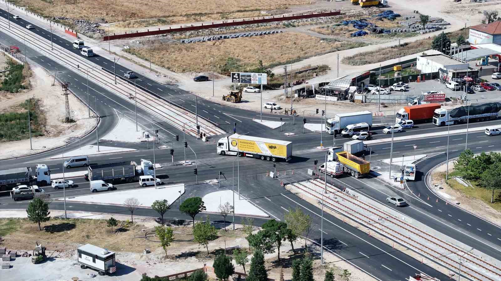 Konya Büyükşehir, ’Şehir Hastanesi-Yeni Sanayi Sitesi’ tramvay hattı güzergahındaki bölgelerin yol altyapısını güçlendiriyor
