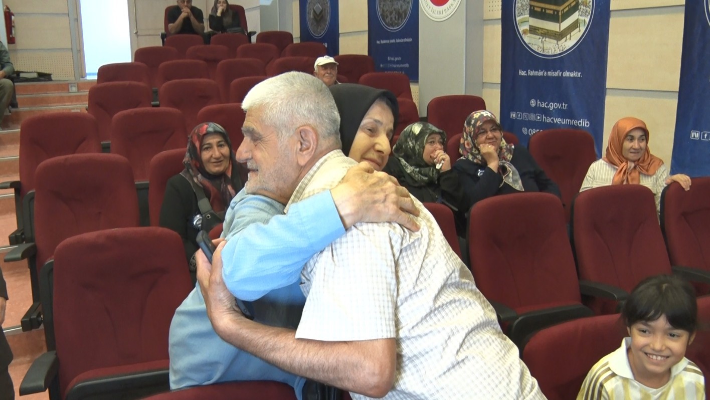 Hac kurasında ismi çıkan hacı adayları sevinçten gözyaşlarını tutamadı