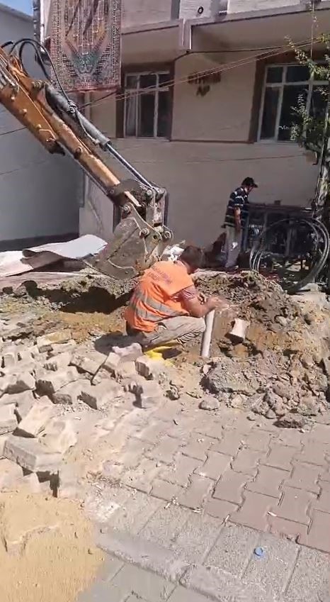 Avcılar’da İSKİ borusu patladı, evi su bastı