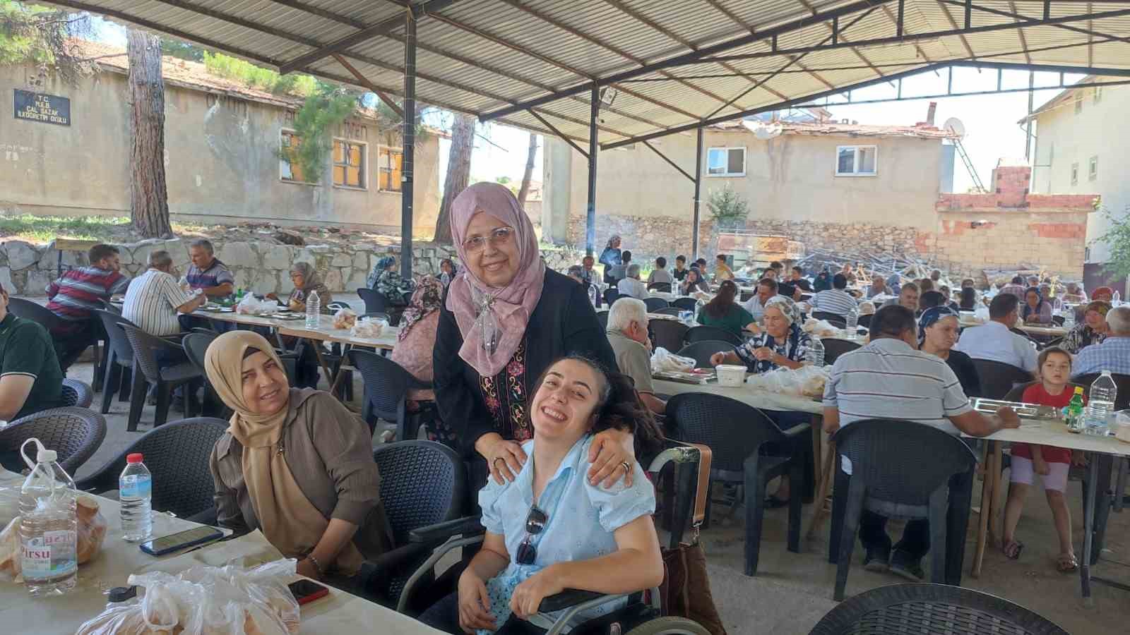 Hayır etkinliğinde çocuklara tarih kitabı dağıtıldı
