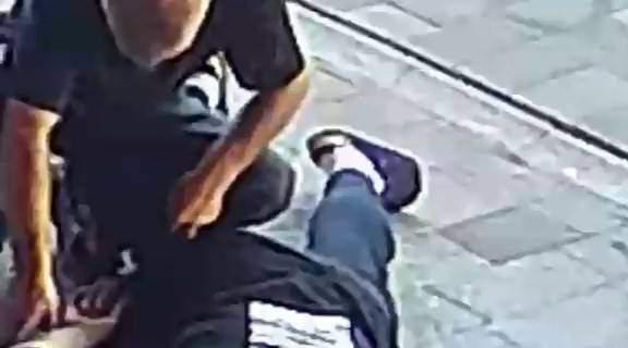 Yardım ediyormuş gibi yaptı, cüzdanını çaldı