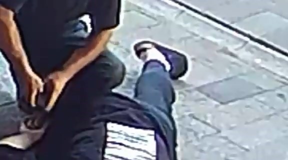 Yardım ediyormuş gibi yaptı, cüzdanını çaldı